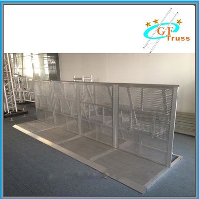 อลูมิเนียมประตูจราจรตำรวจควบคุมฝูงชนเวทีกั้นถนนสำหรับคอนเสิร์ตขายดีที่สุดคอนกรีต