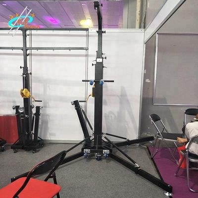 Line array หมุนตัวขาตั้งลำโพงเพื่อนั่งร้านแสงของเหตุการณ์